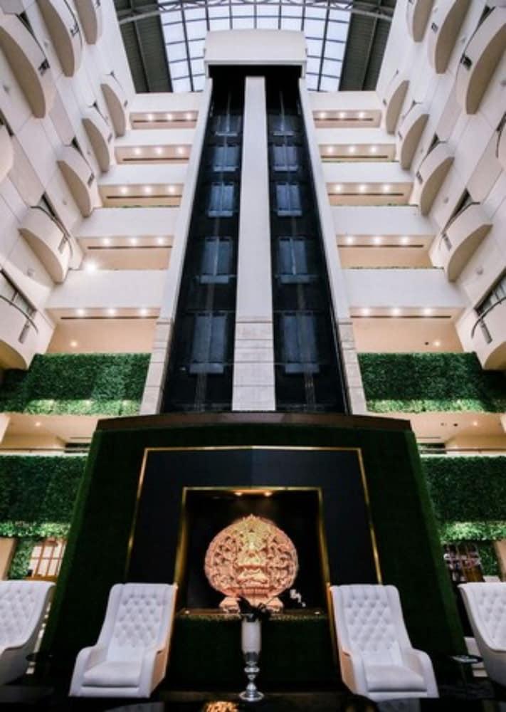 Surabaya Suites Hotel Powered By Archipelago Exteriör bild