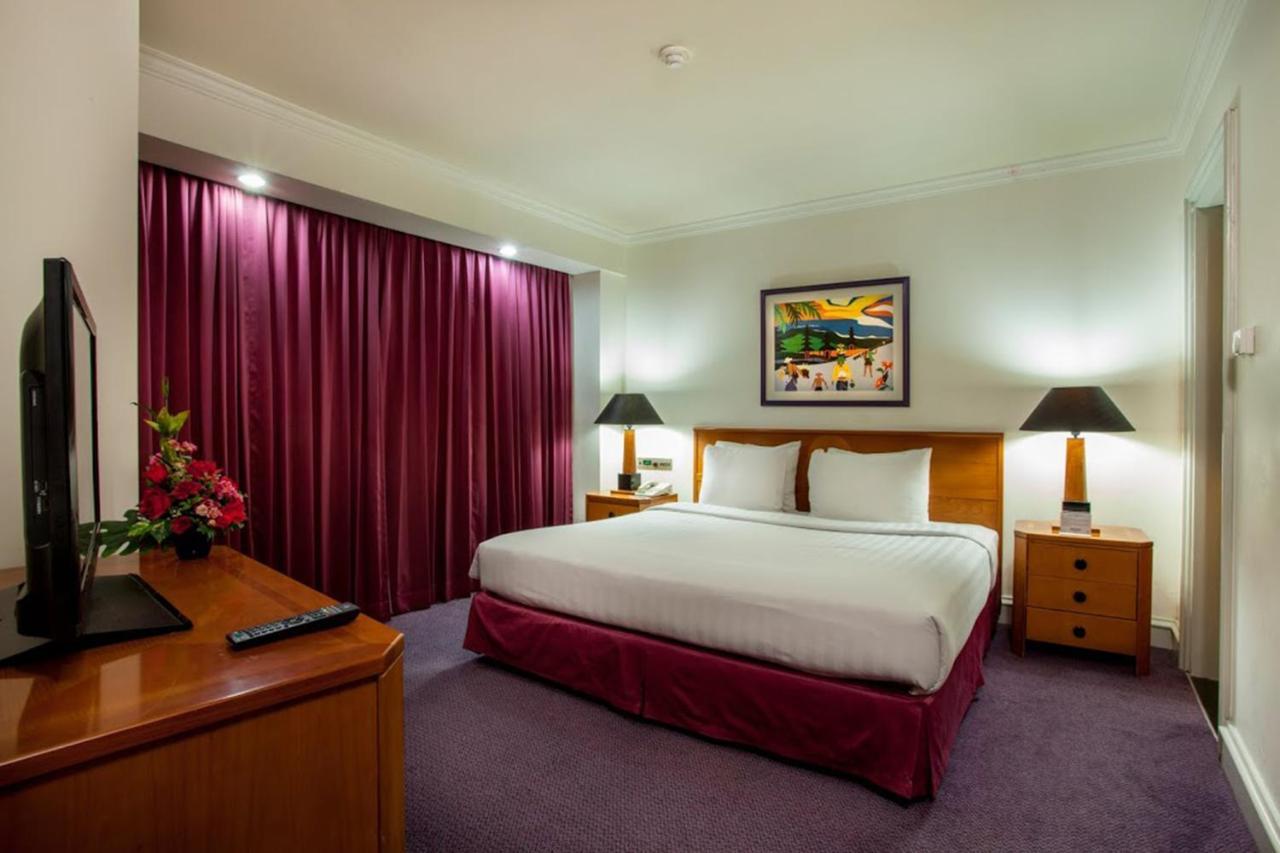 Surabaya Suites Hotel Powered By Archipelago Exteriör bild