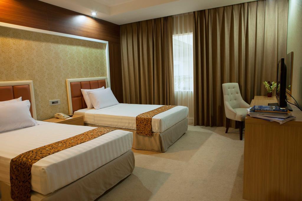 Surabaya Suites Hotel Powered By Archipelago Exteriör bild